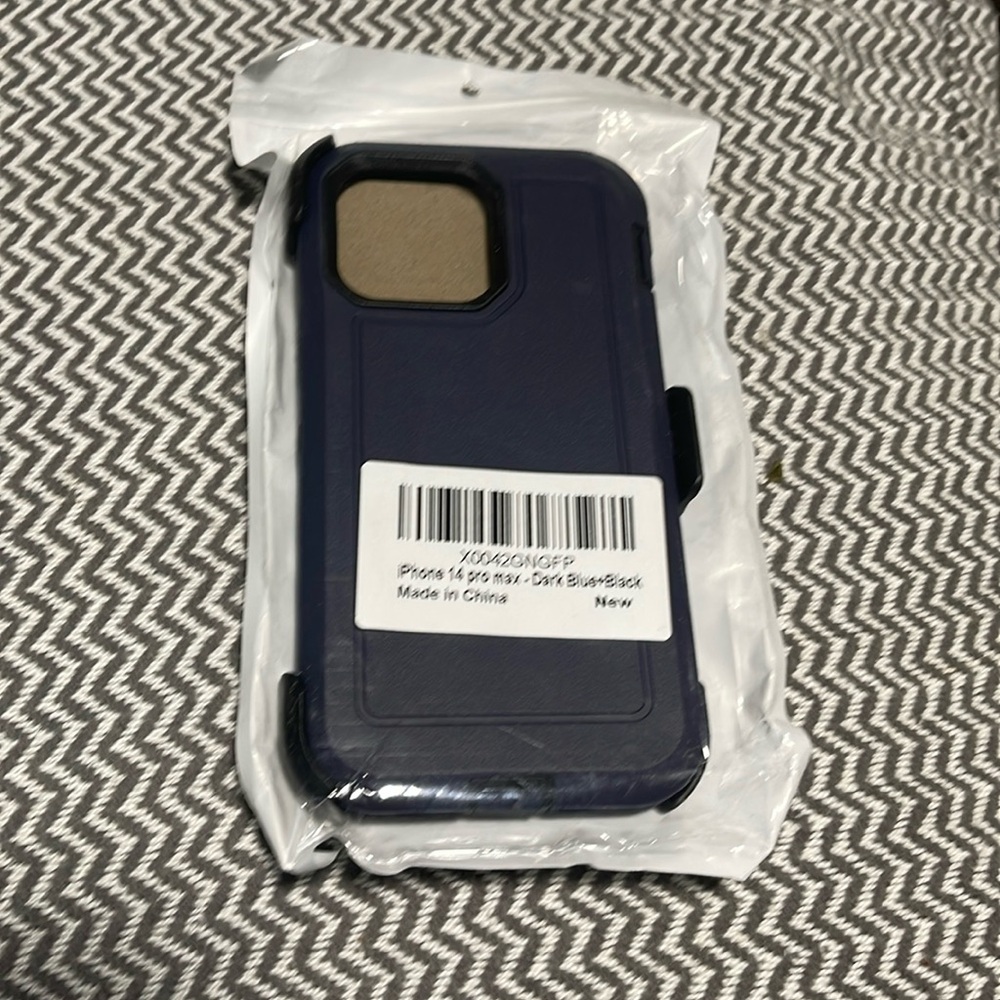 iPhone 14 Pro Max, dark blue and black phone case